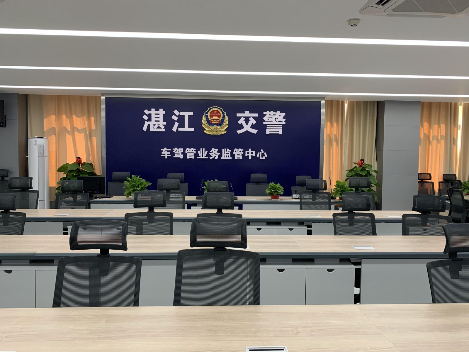 17、湛江公安局交警支隊車(chē)駕管業(yè)務(wù)監控平臺一期工程建設項目.jpg